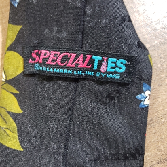 Hallmark holiday poinsettia and holly tie - Picture 5 of 7